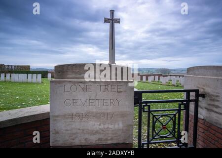 Einsamer Baum Friedhof, wo liegen 88 Männer der Royal Irish Rifles durch Unfall in der größten Messines Ridge Mine Explosionen getötet Stockfoto