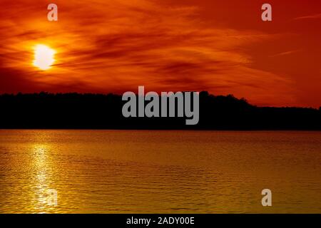 Einen malerischen Sonnenuntergang Blick auf Lake Norman in North Carolina. Stockfoto