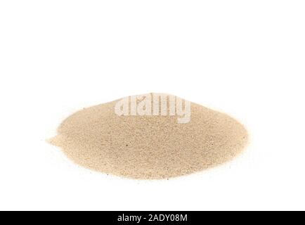 Weiße Haufen Sand isoliert auf weißem Hintergrund, Real Malediven Sand als Textur oder Hintergrund Stockfoto