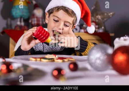 Kleines Kind Verkostung Chistmas cookies zu Hause Stockfoto