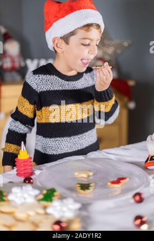 Kleines Kind Verkostung Chistmas cookies zu Hause Stockfoto