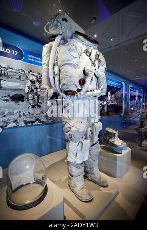 Apollo 17 Astronaut Eugene Cernan gen Raumanzug Kennedy Space Center, Florida, USA Stockfoto