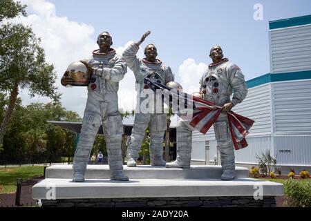 Bronze Skulptur der Nasa Apollo 11 Astronauten Neil Armstrong, Buzz Aldrin und Michael Collins im Mond Baum Garten Kennedy Space Center, Florida, USA Stockfoto
