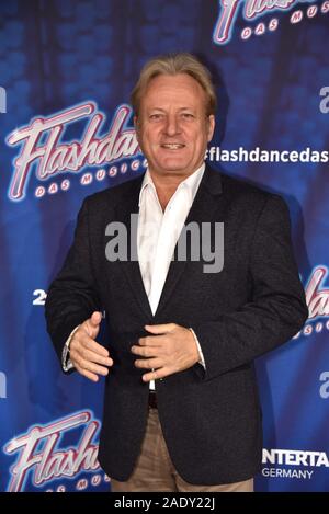 Köln, Deutschland. 04 Dez, 2019. Moderator Uwe Hübner kommt zur Premiere und Tour Auftakt von "Flashdance - Das Musical 'Credit: Horst Galuschka/dpa/Alamy leben Nachrichten Stockfoto