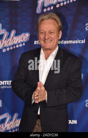 Köln, Deutschland. 04 Dez, 2019. Moderator Uwe Hübner kommt zur Premiere und Tour Auftakt von "Flashdance - Das Musical 'Credit: Horst Galuschka/dpa/Alamy leben Nachrichten Stockfoto