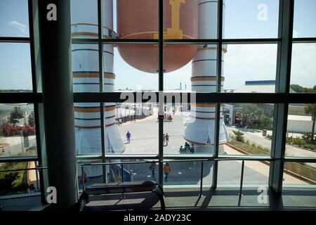 Durch Windows bei Replica space shuttle Kraftstofftank und Solid Rocket Booster im Kennedy Space Center florida usa Stockfoto