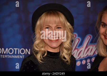 Köln, Deutschland. 04 Dez, 2019. Moderatorin Julia Kleine kommt zur Premiere und Tour Kick-off des "Flashdance - Das Musical 'Credit: Horst Galuschka/dpa/Alamy leben Nachrichten Stockfoto