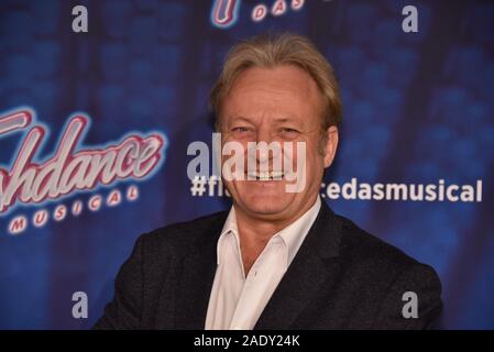 Köln, Deutschland. 04 Dez, 2019. Moderator Uwe Hübner kommt zur Premiere und Tour Auftakt von "Flashdance - Das Musical 'Credit: Horst Galuschka/dpa/Alamy leben Nachrichten Stockfoto
