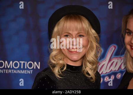 Köln, Deutschland. 04 Dez, 2019. Moderatorin Julia Kleine kommt zur Premiere und Tour Kick-off des "Flashdance - Das Musical 'Credit: Horst Galuschka/dpa/Alamy leben Nachrichten Stockfoto