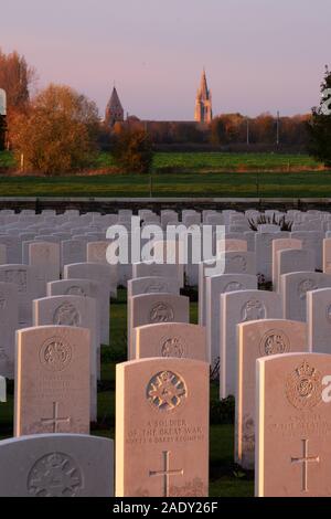 Britische Kriegsgräber in Ypres Salient mit Skyline von Ypern im Hintergrund Stockfoto