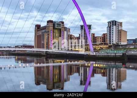 Kai mit Newcastle Gateshead Millennium Bridge leuchtet Lila für kleine Lichter für kleine Leben Welt Frühreife Tag 2019, RVI SCBU Stockfoto