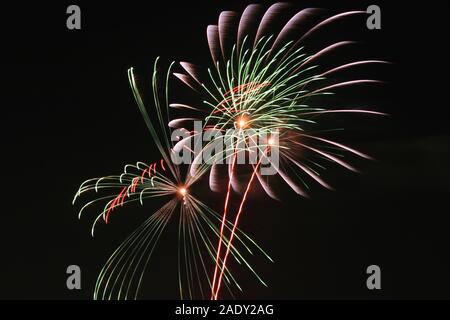 Buntes Feuerwerk am schwarzen Himmel Hintergrund über dem Wasser Feier Stockfoto