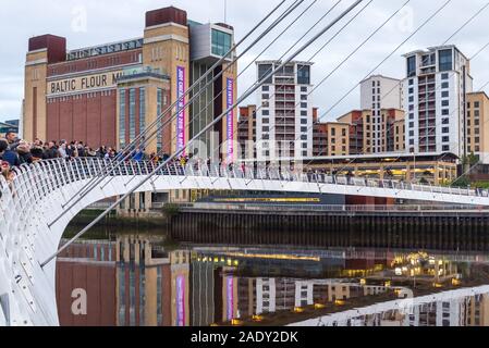 Kai mit Newcastle Gateshead Millennium Bridge leuchtet Lila für kleine Lichter für kleine Leben Welt Frühreife Tag 2019, RVI SCBU Stockfoto