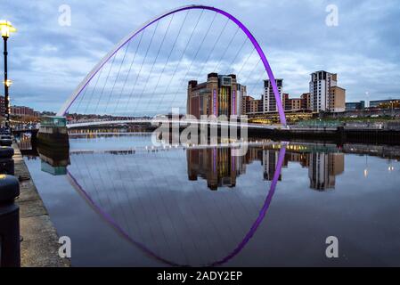 Kai mit Newcastle Gateshead Millennium Bridge leuchtet Lila für kleine Lichter für kleine Leben Welt Frühreife Tag 2019, RVI SCBU Stockfoto