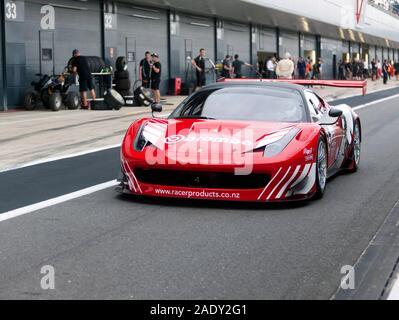 Eine Rote, 2012, Ferrari 458 GT3, konkurrieren in der Aston Martin Trophäe für Meister Ausdauer Legenden, bei der Silverstone Classic 2019 Stockfoto