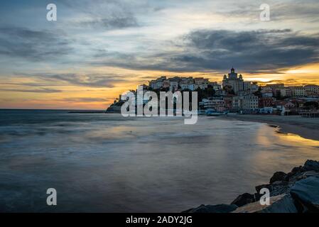 Spettacolare tramonto sul piccolo Villaggio di Porto Maurizio (Imperia) costruito su una Collina che si affaccia sul Mar Ligure Stockfoto