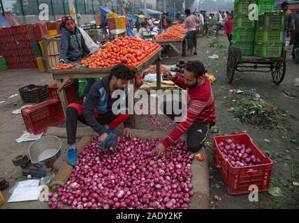 (191205) - NEW DELHI, Dez. 5, 2019 (Xinhua) - Händler verkaufen Zwiebeln an einem Gemüsemarkt in Neu Delhi, Indien, am Dez. 5, 2019. Die Zwiebel Preise in indischen Staaten weiterhin als Regierung zu steigen an, versprach die essbaren Knollen aus dem Ausland zu importieren. (Xinhua / Javed dar) Stockfoto