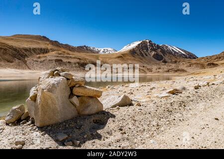 Pamir Highway von alichur zu Chukurkul Khargush mit Blick auf den See, die schneebedeckten Berge an einem sonnigen blauen Himmel Tag Stockfoto