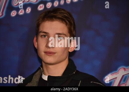 Köln, Deutschland. 04 Dez, 2019. Der Schauspieler Luke Röntgen auf die Premiere und Tour Auftakt von "Flashdance - Das Musical" kommt: Horst Galuschka/dpa/Alamy leben Nachrichten Stockfoto