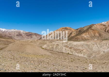 Pamir Highway von alichur zu Karadara Khargush mit Blick auf die River Tal und die schneebedeckten Berge an einem sonnigen blauen Himmel Tag Stockfoto