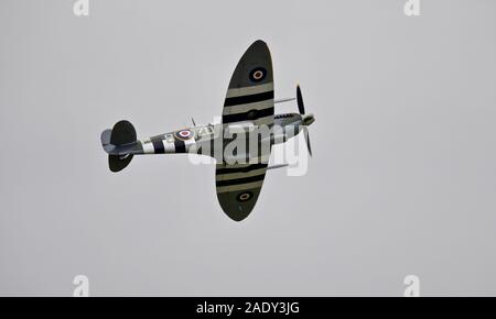 Supermarine Spitfire Mk IXb (G-ASJV) Airborne in der Schlacht von Großbritannien Airshow am IWM Duxford am 22. September 2019 Stockfoto