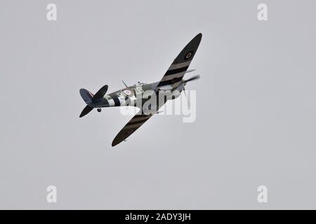 Supermarine Spitfire Mk IXb (G-ASJV) Airborne in der Schlacht von Großbritannien Airshow am IWM Duxford am 22. September 2019 Stockfoto