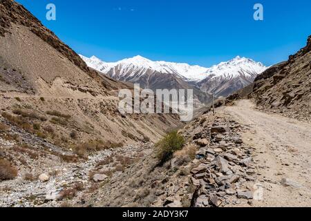 Pamir Highway von alichur zu Karadara Khargush mit Blick auf die River Tal und die schneebedeckten Berge an einem sonnigen blauen Himmel Tag Stockfoto