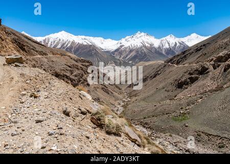 Pamir Highway von alichur zu Karadara Khargush mit Blick auf die River Tal und die schneebedeckten Berge an einem sonnigen blauen Himmel Tag Stockfoto