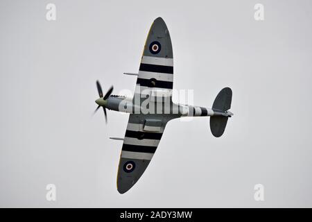 Supermarine Spitfire Mk IXb (G-ASJV) Airborne in der Schlacht von Großbritannien Airshow am IWM Duxford am 22. September 2019 Stockfoto