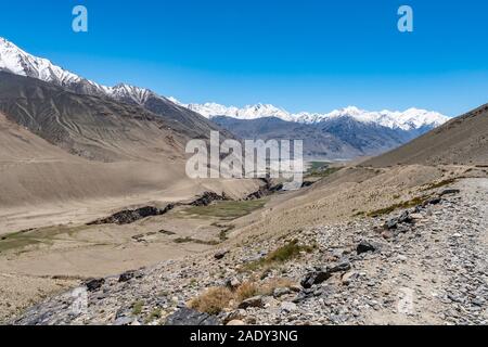 Pamir Highway von alichur zu Karadara Khargush mit Blick auf die River Tal und die schneebedeckten Berge an einem sonnigen blauen Himmel Tag Stockfoto