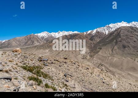 Pamir Highway von alichur zu Karadara Khargush mit Blick auf die River Tal und die schneebedeckten Berge an einem sonnigen blauen Himmel Tag Stockfoto