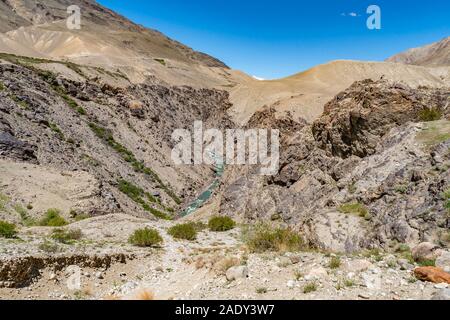 Pamir Highway von alichur zu Karadara Khargush mit Blick auf die River Tal und die schneebedeckten Berge an einem sonnigen blauen Himmel Tag Stockfoto