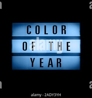 Glühende Leuchtkasten von Neon Blue mit der Aufschrift Farbe des Jahres Stockfoto