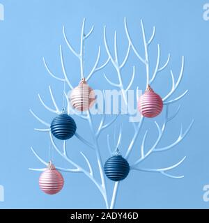 Weihnachtsbaum aus weißem Kunststoff Hörner und Weihnachtskugel rosa Dekoration Stockfoto