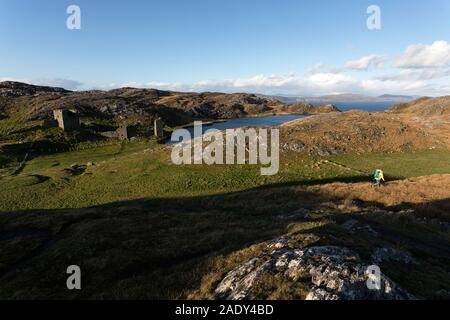 Mutter und Sohn wandern zu Burgruinen, malerische Anblick von Dunlough Schloss, drei Schloss Kopf, Mizen Head Halbinsel, West Cork, Irland, Stockfoto