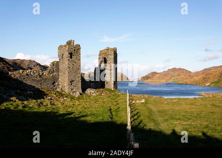 Wanderungen zu den Burgruinen, malerische Anblick von Dunlough Schloss, drei Schloss Kopf, Mizen Head Halbinsel, West Cork, Irland, Stockfoto