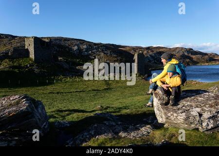 Mutter und Sohn wandern zu Burgruinen, malerische Anblick von Dunlough Schloss, drei Schloss Kopf, Mizen Head Halbinsel, West Cork, Irland, Stockfoto