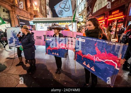 London, Großbritannien. 5 Dez, 2019. Ankunft am Oxford Circus und Wetter wrning - LONDON, UNTER WASSER U-BAHN! Aussterben Rebellion, 2030 Unterwasser Reise quer durch London auf den 'überflutet' central Line in Schnorchel und Flossen und endet bei der BBC über den Oxford Circus Station für eine endgültige Unwetterwarnung Wettervorhersage von einem special guest, Emma Thompson. Das Aussterben Rebellion 12 Tage der Krise das Klima und Ökologische Not ist ganz oben auf der Tagesordnung dieser Wahlen zu gewährleisten. Credit: Guy Bell/Alamy leben Nachrichten Stockfoto