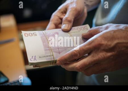 Mann hält ein Bündel Bargeld Euro-Banknoten - selektive Fokus Stockfoto