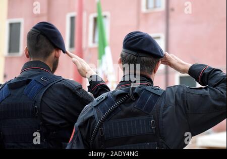 Italienische Soldaten salutierte Flagge von Italien. Carabinieri salutierte italienischen Flagge. Italienische Streitkräfte Stockfoto