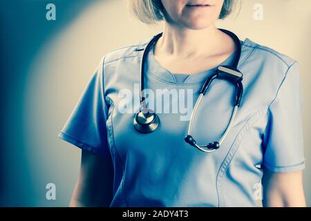 Nahaufnahme auf eine reife Krankenschwester mit Stethoskop Stockfoto