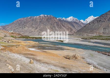 Pamir Highway Wakhan Korridor mit panj River Valley und in Afghanistan die schneebedeckten Berge an einem sonnigen blauen Himmel Tag Stockfoto