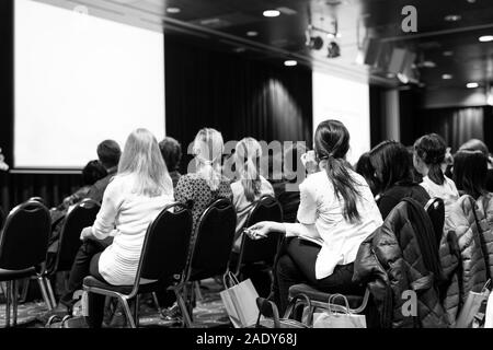 Publikum im Hörsaal Teilnahme an wissenschaftlichen Konferenzen. Stockfoto