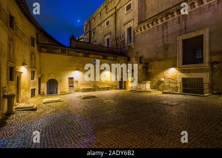 Nacht Sicht innerhalb der Mauern des Castel Sant'Angelo in Rom, Italien. Oktober -23-2019 Stockfoto