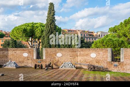 Terrasse mit Kanone und Kanonenkugeln in Castel Sant'Angelo in Rom an einem sonnigen Nachmittag. Italien. Oktober -23-2019 Stockfoto