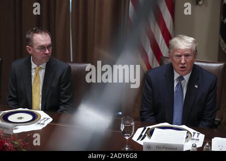 Washington, United States. 05 Dez, 2019. Präsident Donald Trump spricht an der Seite handeln Stabschef Mick Mulvaney während eines Mittagessens mit den Ständigen Vertretern der Sicherheitsrat der Vereinten Nationen im Schaltschrank des Weißen Hauses am 5. Dezember 2019 in Washington, DC. Pool Foto von Oliver Contreras/UPI Quelle: UPI/Alamy leben Nachrichten Stockfoto