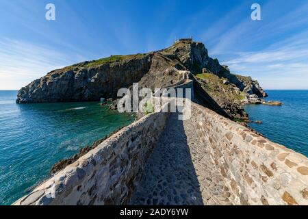 Gaztelugatxe ist eine kleine Insel mit dem Festland durch eine Brücke von zwei Bögen verbunden. Auf der Insel gibt es eine Kapelle, die dem Heiligen Johannes geweiht aus dem zehnten Stockfoto