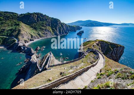 Gaztelugatxe ist eine kleine Insel mit dem Festland durch eine Brücke von zwei Bögen verbunden. Auf der Insel gibt es eine Kapelle, die dem Heiligen Johannes geweiht aus dem zehnten Stockfoto