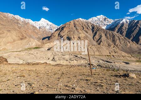 Pamir Highway Wakhan Korridor mit panj River Valley und in Afghanistan die schneebedeckten Berge an einem sonnigen blauen Himmel Tag Stockfoto