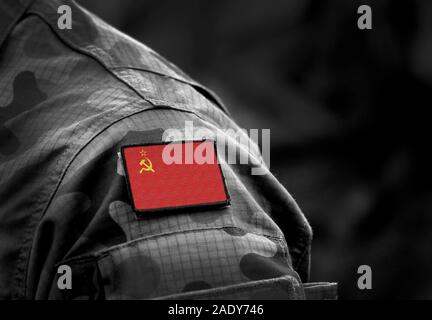 Flagge der Sowjetunion auf der Uniform. Die Flagge der Union der Sozialistischen Sowjetrepubliken. Kalter Krieg. Collage. Stockfoto